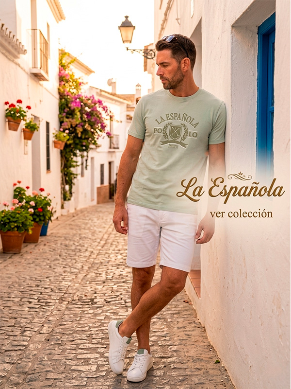 LA-ESPAÑOLA-CABECERA Hombre vistiendo camiseta algodón con estampado polo la española verde en la calle de un pueblo andaluz