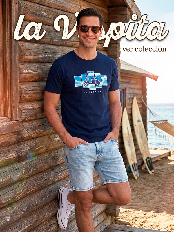 LA-VESPITA-CABECERA Hombre vistiendo camiseta algodón azul marino la vespita en una cabña de madera en la playa