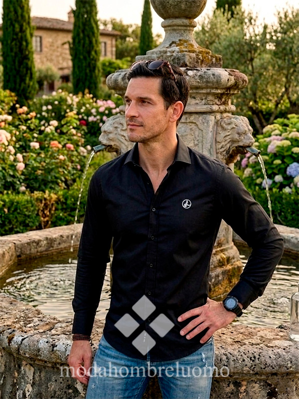 camisa-elastica-vespita-negra--4 hombre vistiendo camisa elastica negra de la vespita en la fuente de una villa romana