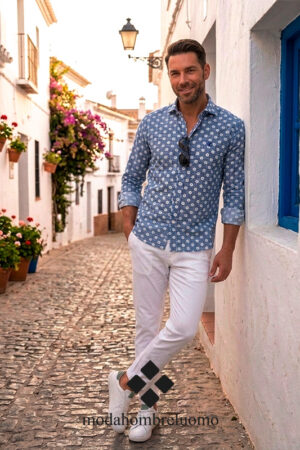 hombre vistiendo camisa elástica de flores azules la vespita en pueblo andaluz
