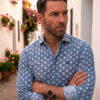 hombre vistiendo camisa elástica de flores azules la vespita en pueblo andaluz