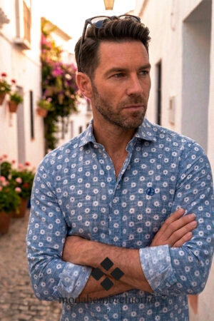 hombre vistiendo camisa elástica de flores azules la vespita en pueblo andaluz