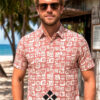 hombre vestido con camisa estampada de manga corta en kiosko de playa