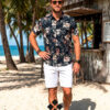 hombre vestido con camisa estampada de manga corta en kiosko de playa