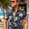 hombre vestido con camisa estampada de manga corta en kiosko de playa
