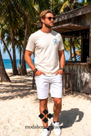 hombre vistiendo camiseta algodón beige de La Vespita en kiosko de playa paradisiaca