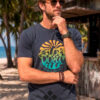 Hombre vistiendo camiseta de algodón azul en playa tropical