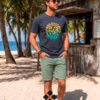 Hombre vistiendo camiseta de algodón azul en playa tropical