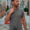 Hombre vistiendo camiseta de algodón en color gris desgastado en calle de Calpe