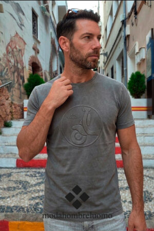Hombre vistiendo camiseta de algodón en color gris desgastado en calle de Calpe