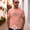 hombre que viste camiseta de algodón color salmón de La Española en una calle de un pueblo andaluz