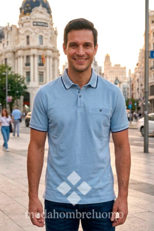 hombre vestido con polo de algodón y viscosa tejido transpirable en una calle de Madrid