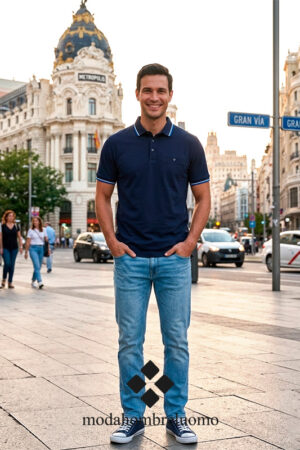hombre vestido con polo de algodón y viscosa tejido transpirable en una calle de Madrid