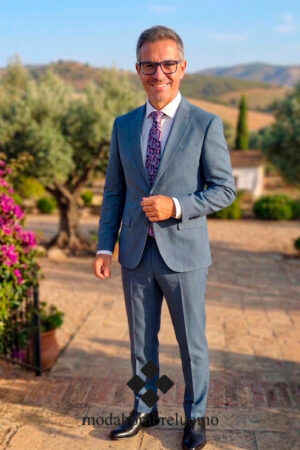 hombre que viste traje elegante verde claro en jardín