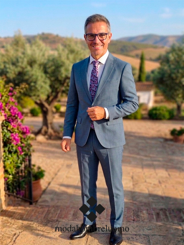 traje-hombre-vestir-elegante-bodas-eventos-verde-claro-1 hombre que viste traje elegante verde claro en jardín