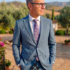 hombre que viste traje elegante verde