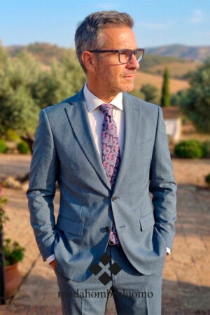 hombre que viste traje elegante verde