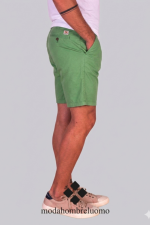 hombre vistiendo con bermuda la española verde