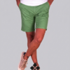 hombre vistiendo bermuda la española verde