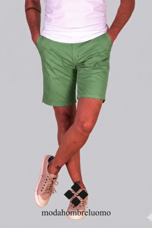 hombre vistiendo bermuda la española verde