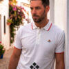 Hombre vistiendo polo de la española blanco con banderas
