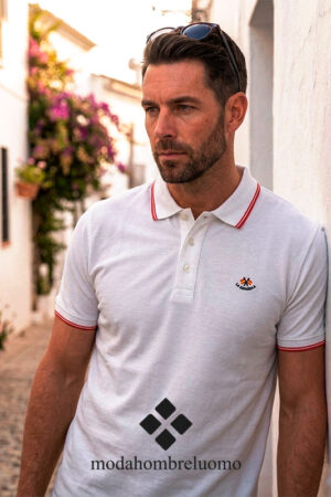 Hombre vistiendo polo de la española blanco con banderas