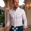hombre vistiendo camisa blanca de la española en filafil