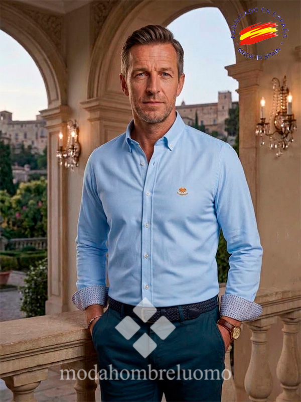 CAMISA-CELESTE-HOMBRE-ESPAÑOLA-1 hombre vistiendo camisa de filafil celeste de la española