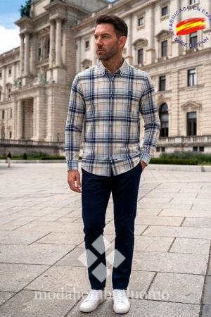 hombre vistiendo camisa de cuadros celeste de la vespita en una plaza de viena