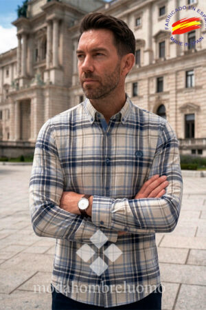 hombre vistiendo camisa de cuadros celeste de la vespita en una plaza de viena
