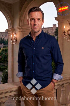 hombre vistiendo camisa filafil de hombre azul marino de la española