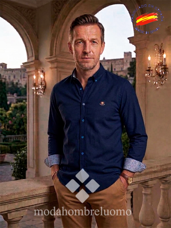 CAMISA-MARINO-HOMBRE-ESPAÑOLA-2 hombre vistiendo camisa filafil de hombre azul marino de la española