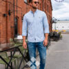 hombre vistiendo camisa de hombre en tejido oxford en rayas azules en el puerto de helsinki