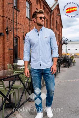 hombre vistiendo camisa de hombre en tejido oxford en rayas azules en el puerto de helsinki