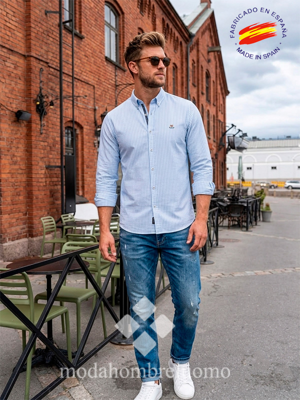 CAMISA-RAYAS-AZULES-HOMBRE-ESPAÑOLA-2 hombre vistiendo camisa de hombre en tejido oxford en rayas azules en el puerto de helsinki