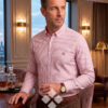 hombre vistiendo camisa de hombre en oxford con rayas granate