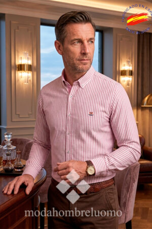 hombre vistiendo camisa de hombre en oxford con rayas granate