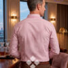hombre vistiendo camisa de hombre en oxford con rayas granate