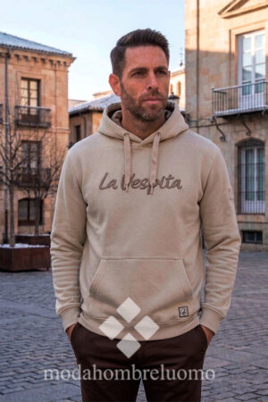 hombre vistiendo sudadera de algodón con bordado la vespita