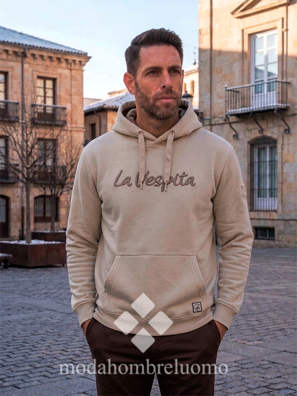 SUDADERA-VESPITA-CAPUCHA-BEIGE-1 hombre vistiendo sudadera de algodón con bordado la vespita