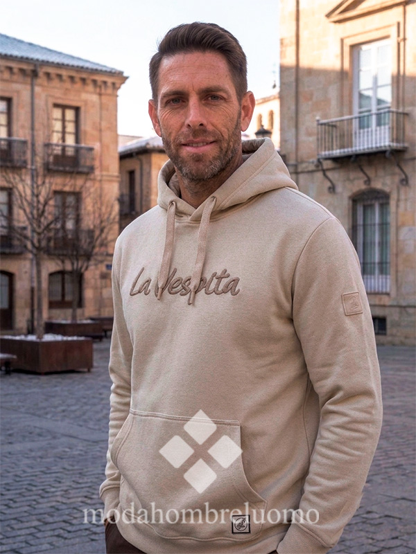 SUDADERA-VESPITA-CAPUCHA-BEIGE-2 hombre vistiendo sudadera de algodón con bordado la vespita