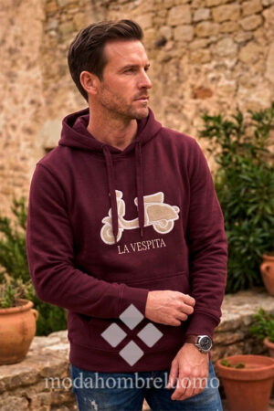 hombre vistiendo sudadera de la vespita en color granate en un entorno natural