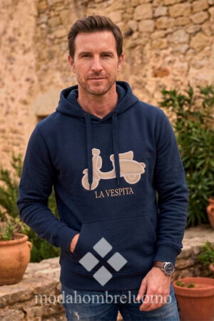 hombre vistiendo sudadera de la vespita en color azul marino en un entorno natural