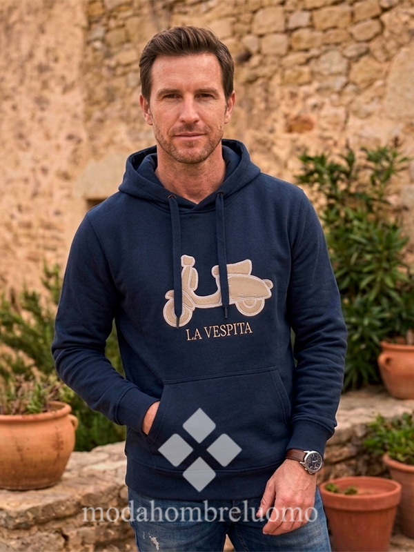 SUDADERA-VESPITA-CAPUCHA-MARINO-2 hombre vistiendo sudadera de la vespita en color azul marino en un entorno natural