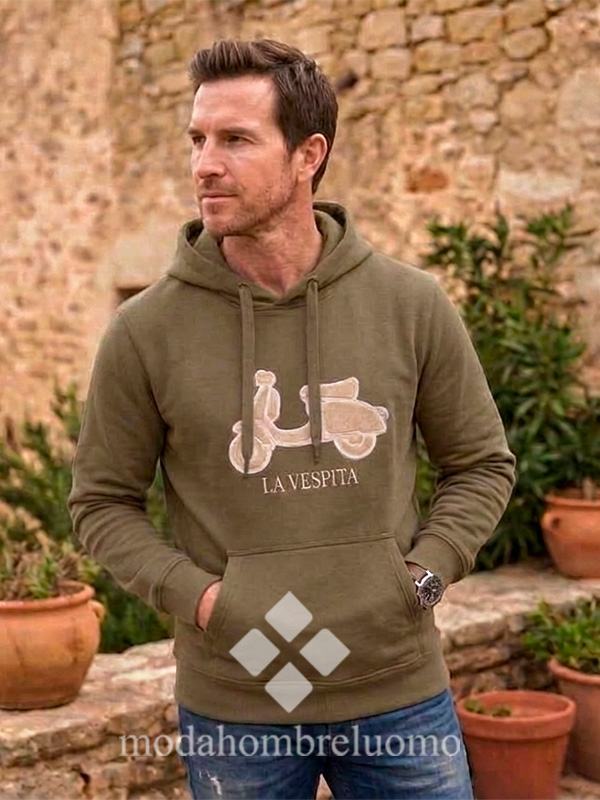 SUDADERA-VESPITA-CAPUCHA-MARRON-2 hombre vistiendo sudadera de la vespita en color kaki en un entorno natural