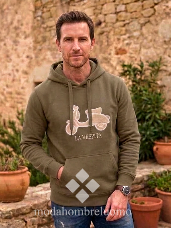 SUDADERA-VESPITA-CAPUCHA-MARRON-3 hombre vistiendo sudadera de la vespita en color kaki en un entorno natural