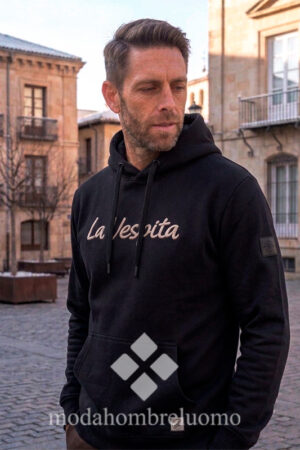 hombre vistiendo sudadera de algodón negra de la vespita