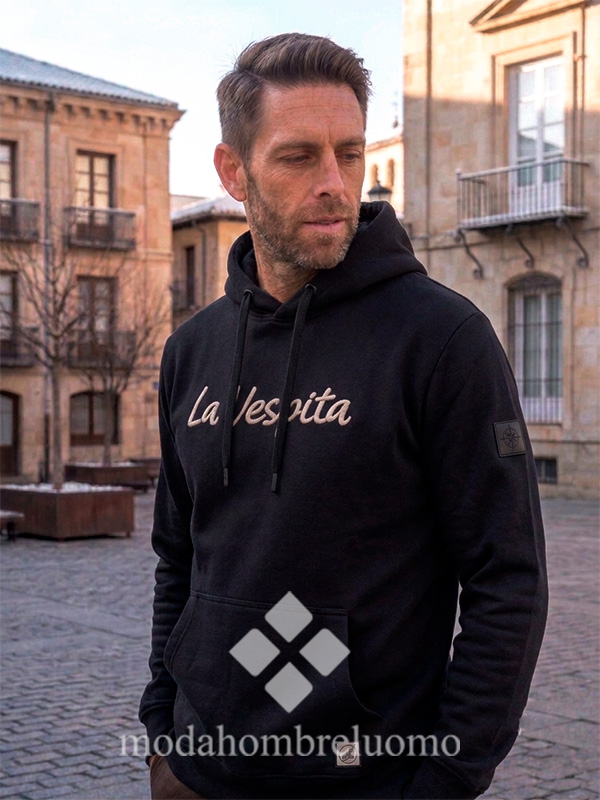 SUDADERA-VESPITA-CAPUCHA-NEGRA-1 hombre vistiendo sudadera de algodón negra de la vespita