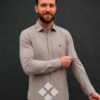 hombre vistiendo camisa elástica beige de la vespita