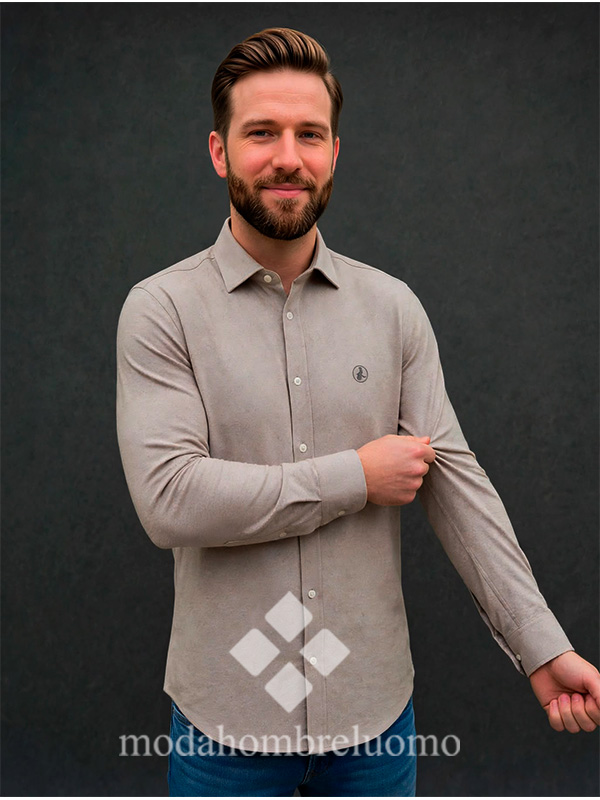 CAMISA-ELASTICA-VESPITA-BEIGE-2 hombre vistiendo camisa elástica beige de la vespita